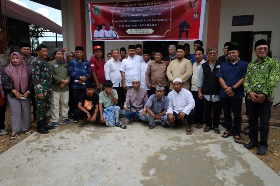 Bupati Edi Resmikan Langgar Nurul Iman dan Serahkan Bantuan Safari Ramadhan di Loa Kulu